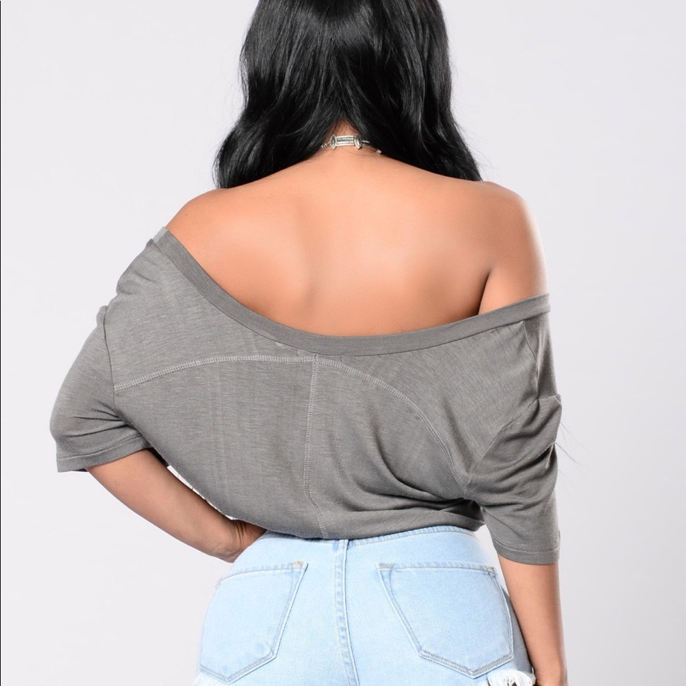 FASHION NOVA GREY T SHIRT SIDE SLIT - Picture 3 of 8
